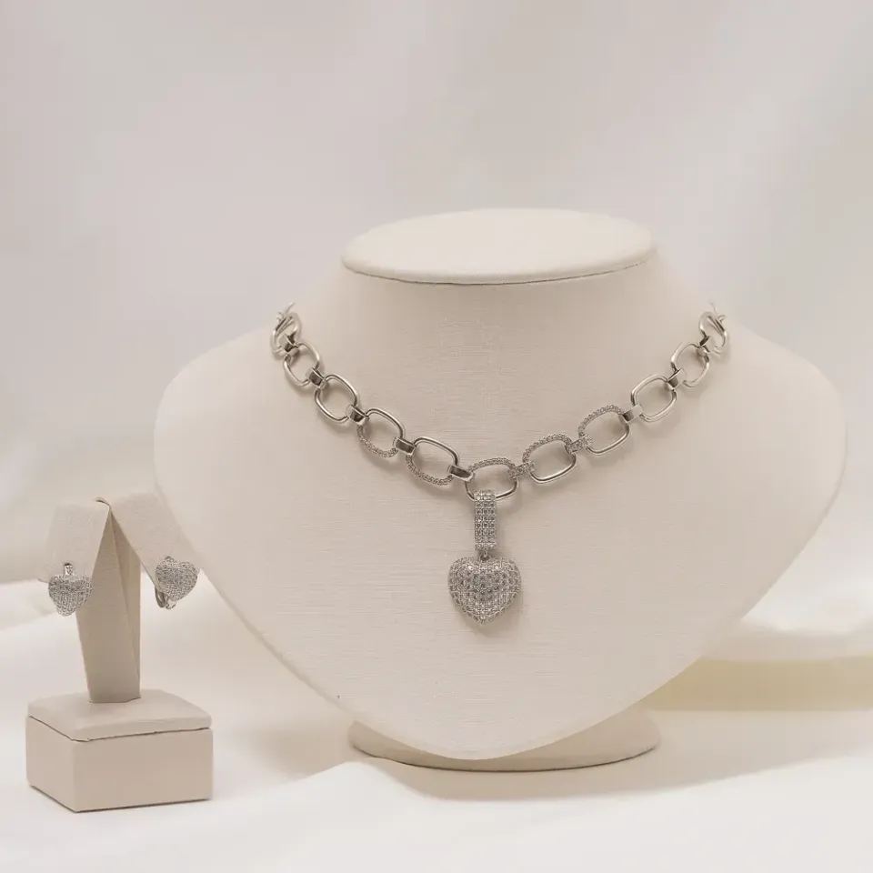 CONJUNTO CORAÇÃO CRAVEJADO COM ZIRCÔNIAS CRISTAIS BANHO RÓDIO BRANCO