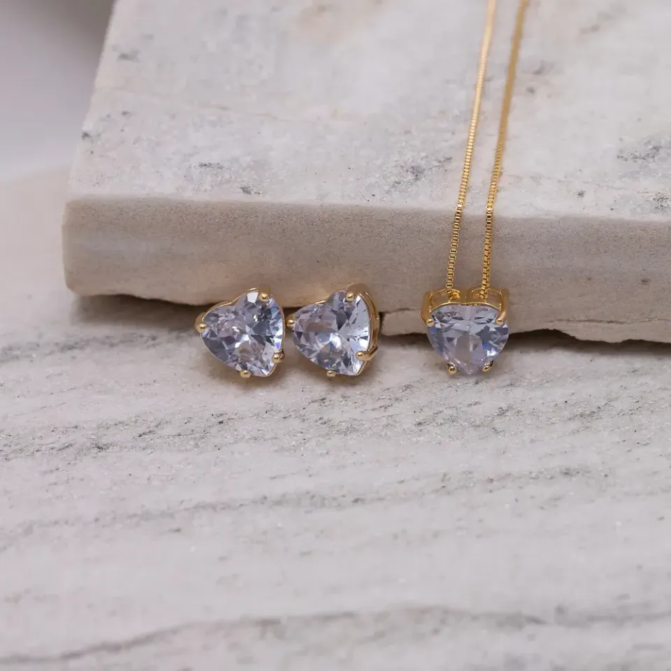 CONJUNTO CORAÇÃO PONTO DE LUZ COM PEDRA CRISTAL BANHO OURO 18K