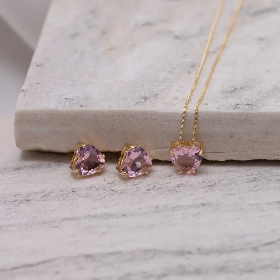 CONJUNTO CORAÇÃO PONTO DE LUZ COM PEDRA ROSA CLARO BANHO OURO 18K