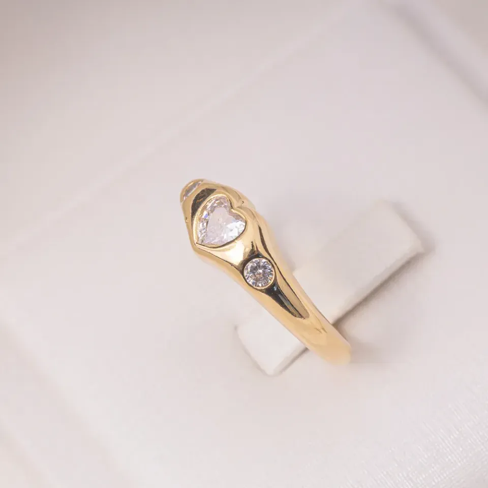 ANEL CORAÇÃO COM ZIRCÔNIA CRISTAL BANHO OURO 18K