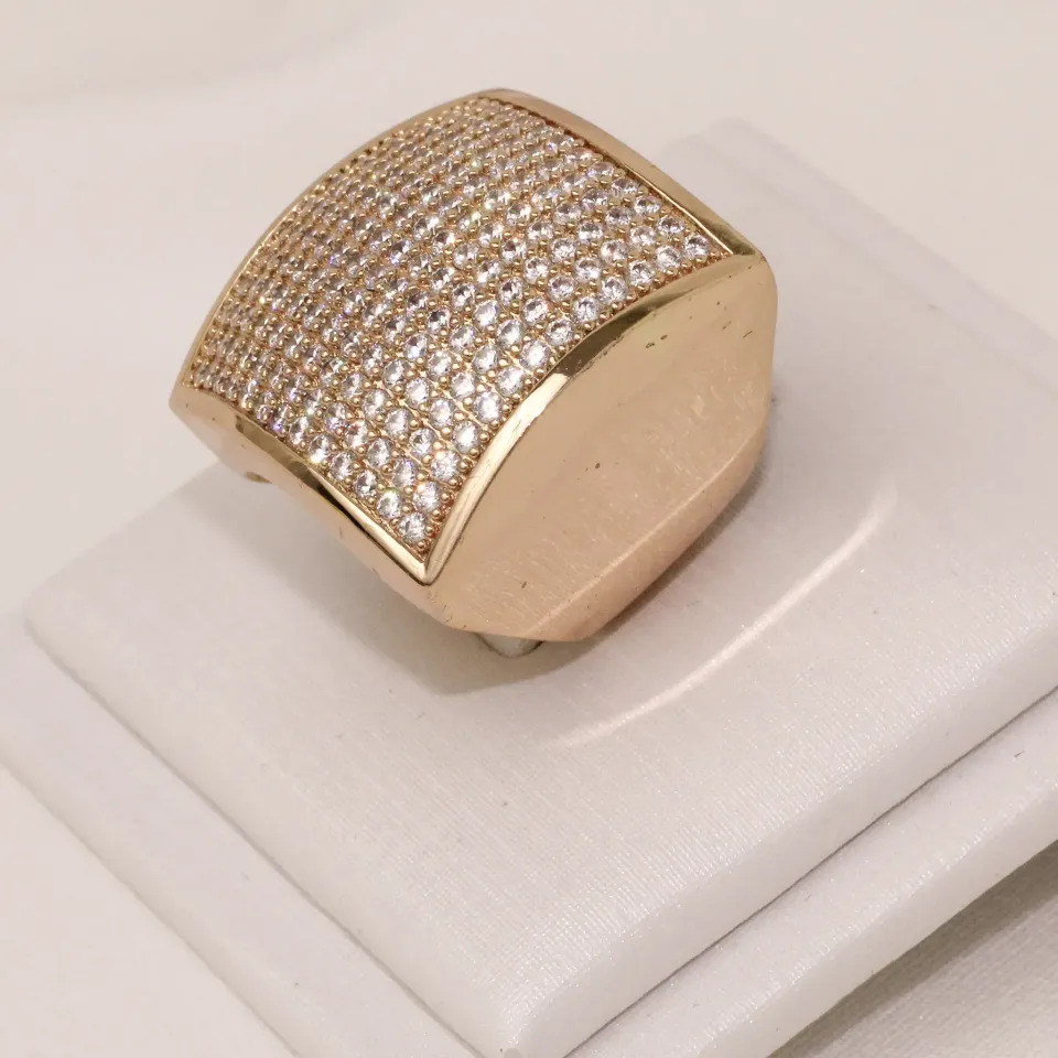 ANEL QUADRADO CRAVEJADO COM ZIRCÔNIAS CRISTAIS BANHO OURO 18K