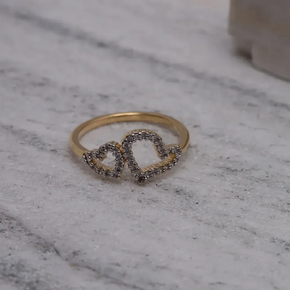 ANEL CORAÇÃO DUPLO COM ZIRCÔNIAS CRISTAIS BANHO OURO 18K