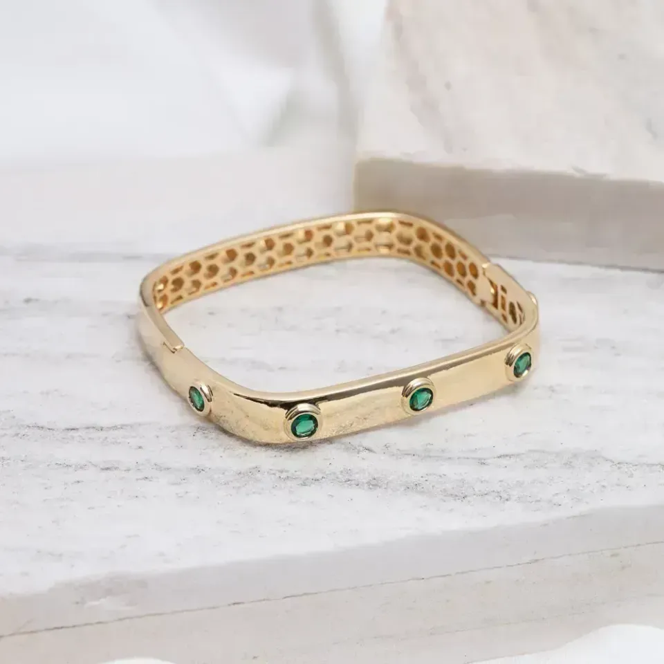 BRACELETE COM 5 ZIRCÔNIAS COR VERDE ESMERALDA BANHO OURO 18K