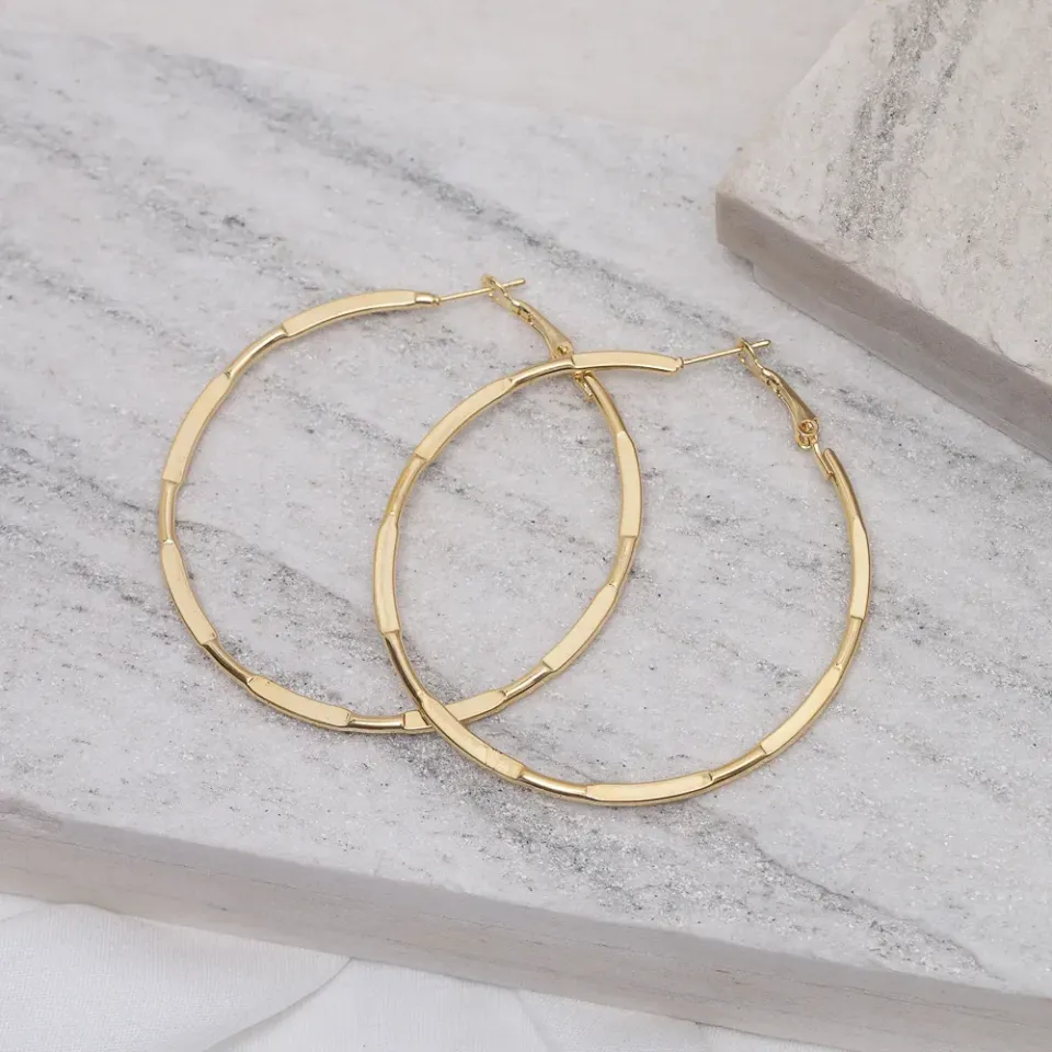 BRINCO ARGOLA LISA G TRABALHADA BANHO OURO 18K
