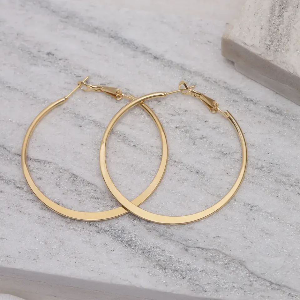 BRINCO ARGOLA LISA LARGA M BANHO OURO 18K