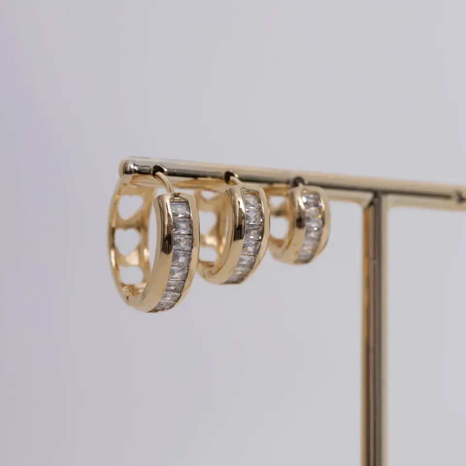 BRINCO ARGOLA COM ZIRCÔNIAS NAVETE CRISTAIS P BANHO OURO 18K