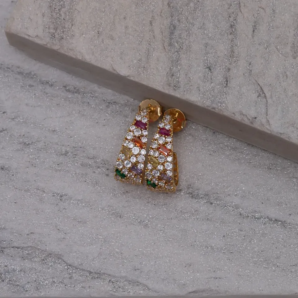 BRINCO ARGOLA CRAVEJADA COM ZIRCÔNIAS COLORIDAS BANHO OURO 18K