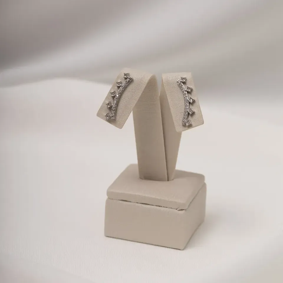 BRINCO EAR CUFF COM ZIRCÔNIAS CRISTAIS COM RÓDIO BRANCO