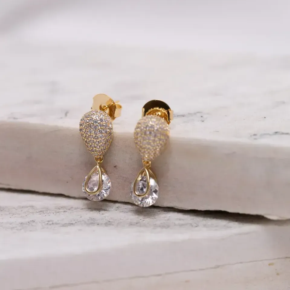 BRINCO GOTA CREVEJADA COM ZIRCÔNIAS CRISTAIS E PONTO DE LUZ BANHO OURO 18K