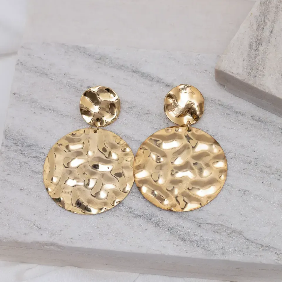 BRINCO GRANDE VINTAGE AMASSADO BANHO OURO 18K