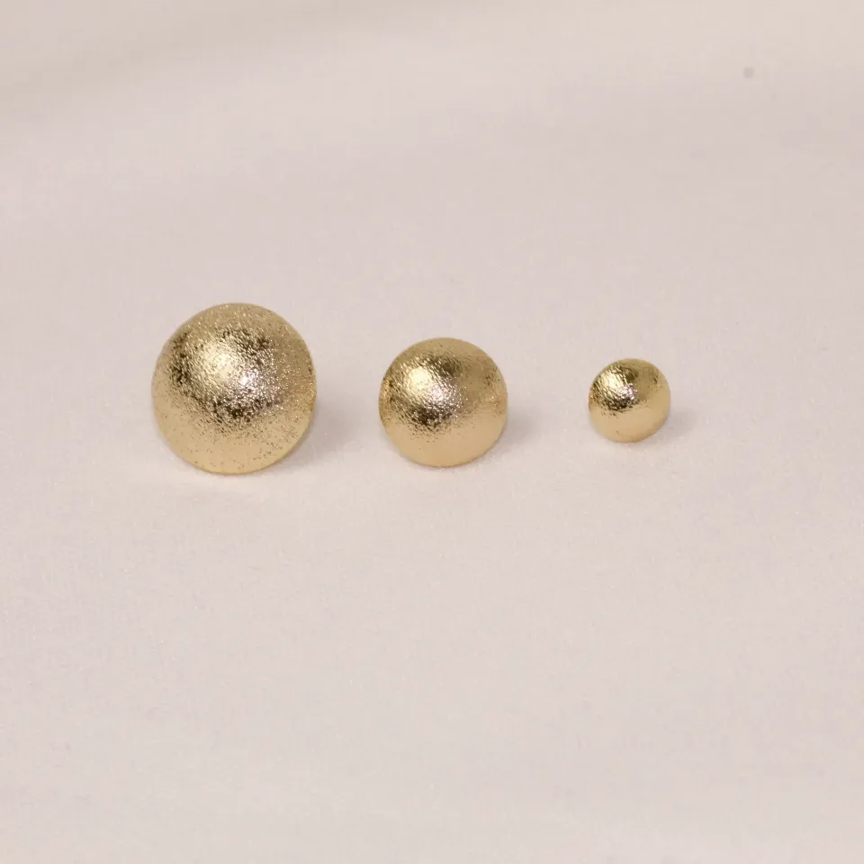 BRINCO MEIA BOLA FOSCA TRIO P BANHO OURO 18K