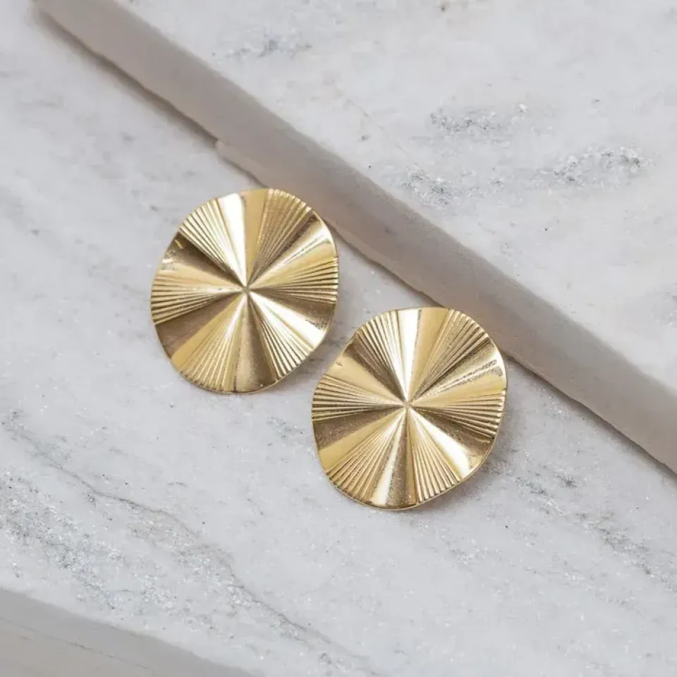 BRINCO VINTAGE REDONDO RISCADO BANHO OURO 18K