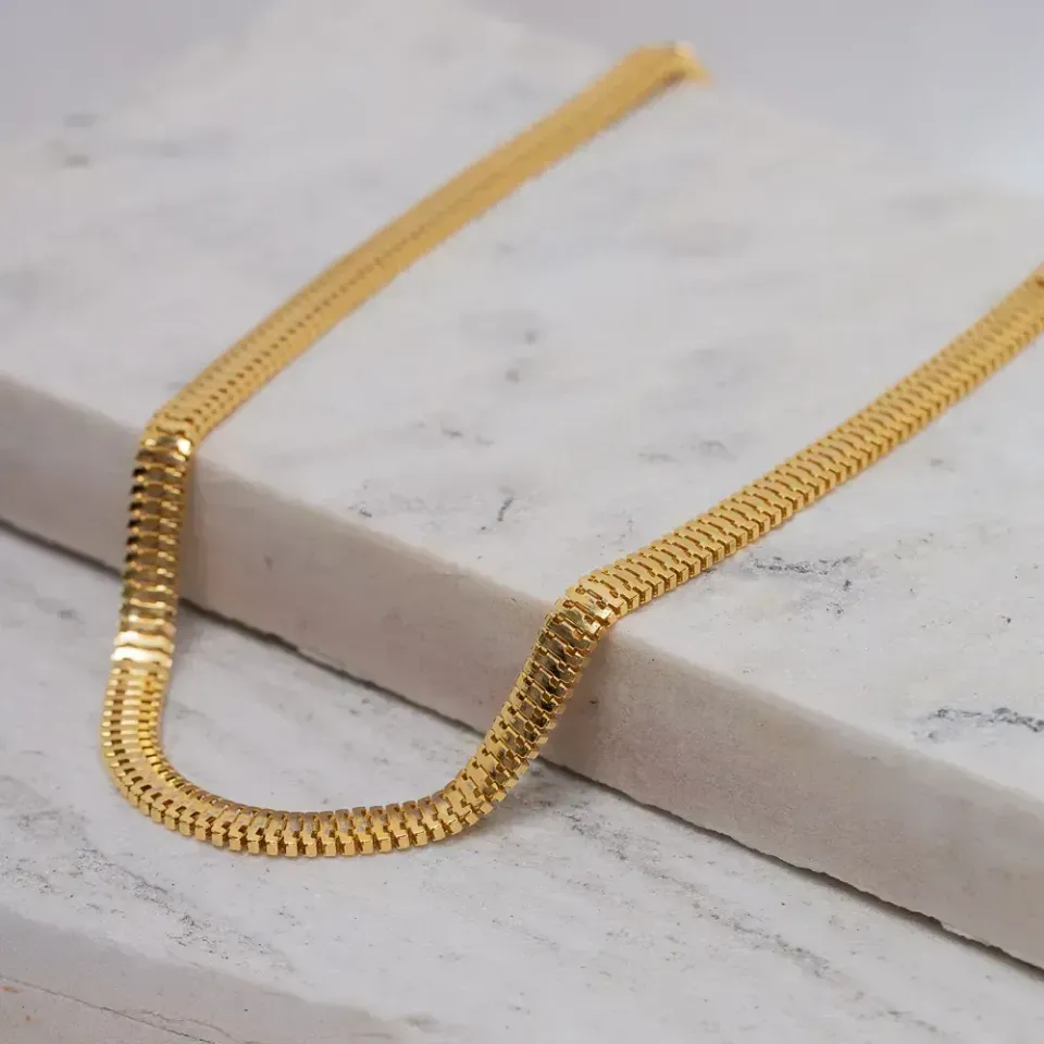 CHOKER CORRENTE TRATORADA M BANHO OURO 18K