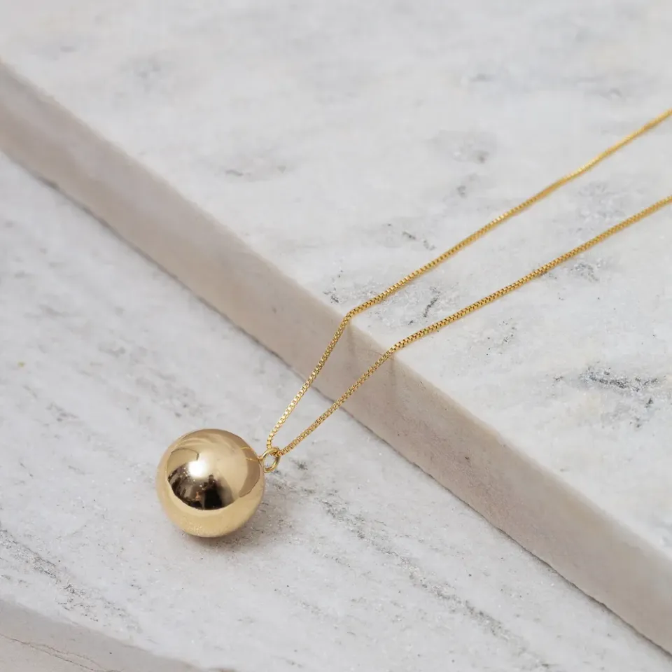 COLAR COM PINGENTE DE ESFERA LISO BANHO OURO 18K