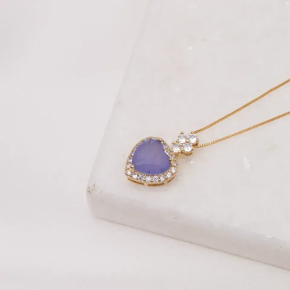 COLAR CORAÇÃO COM PEDRA LILÁS BANHO OURO 18K