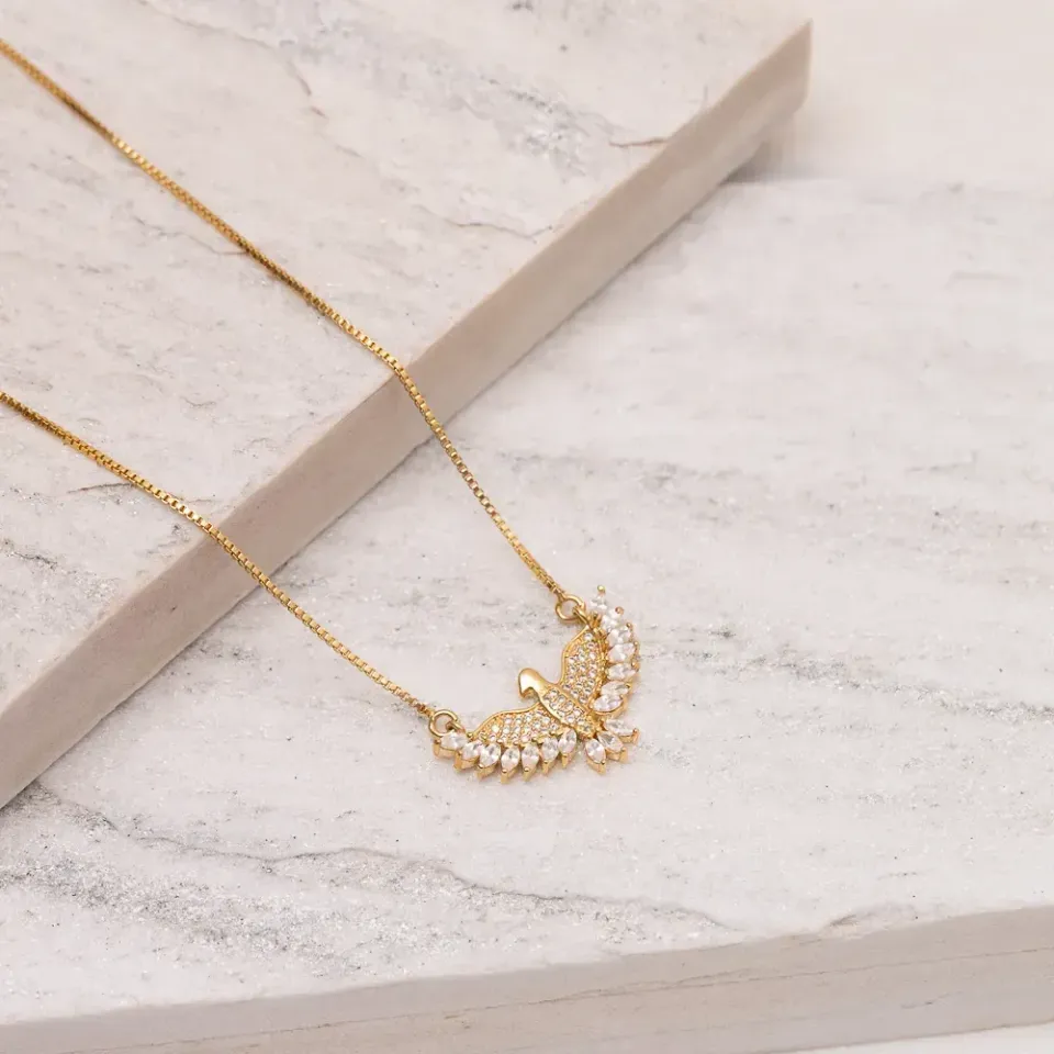 COLAR ESPÍRITO SANTO CRAVEJADO COM ZIRCÔNIAS CRISTAIS BANHO OURO 18K