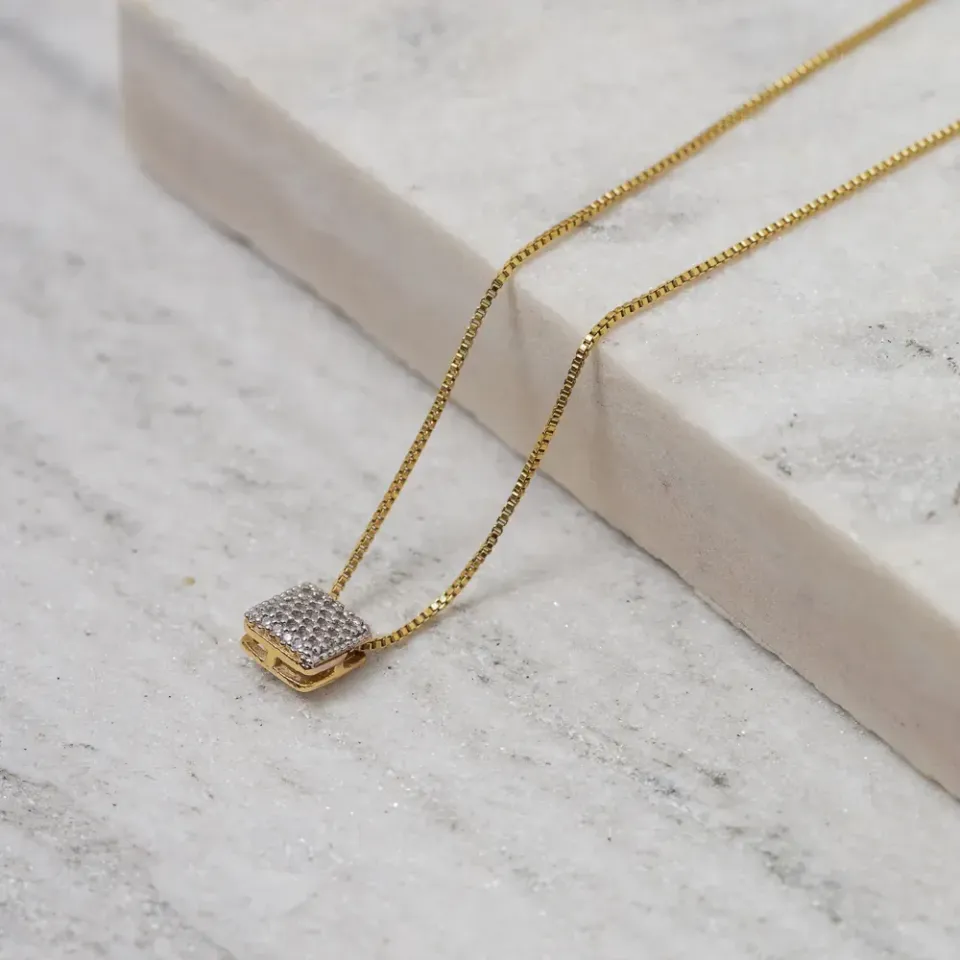 COLAR PINGENTE QUADRADO COM RÓDIO BRANCO PEQUENO BANHO OURO 18K