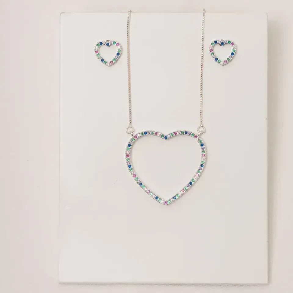 CONJUNTO CORAÇÃO CRAVEJADO COM ZIRCÔNIAS COLORIDAS BANHO PRATA