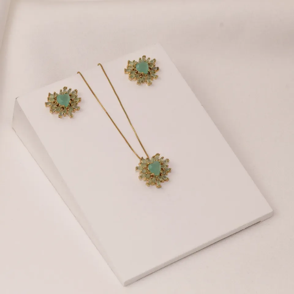 CONJUNTO CORAÇÃO CRAVEJADO COM ZIRCÔNIA LEITOSA VERDE TIFFANY BANHO OURO 18K