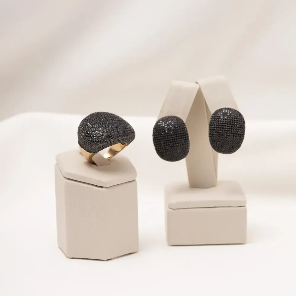 CONJUNTO BRINCO E ANEL CRAVEJADO COM ZIRCÔNIAS NEGRAS BANHO OURO 18K