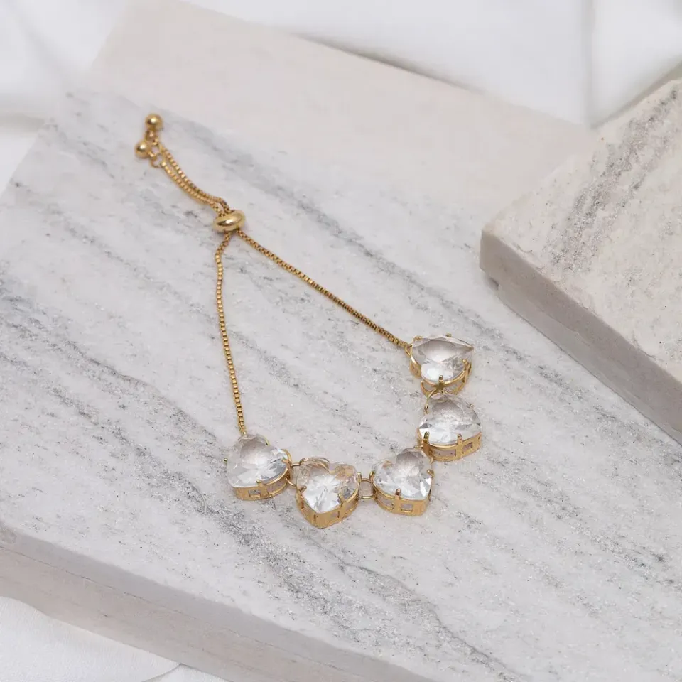 PULSEIRA CORAÇÃO COM PEDRAS CRISTAIS FECHO GRAVATINHA BANHO  OURO 18K