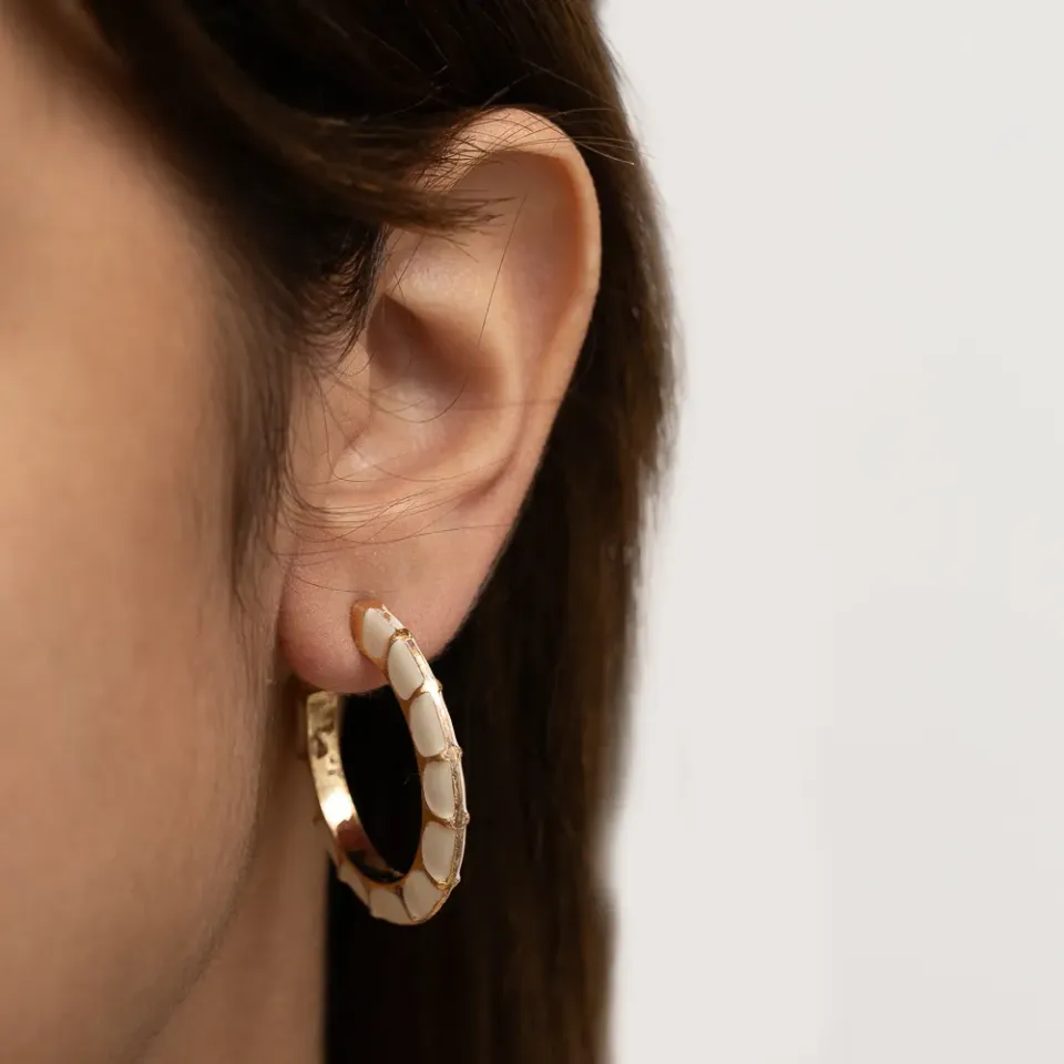 BRINCO ARGOLA ESMALTADA BRANCO BANHO OURO 18K