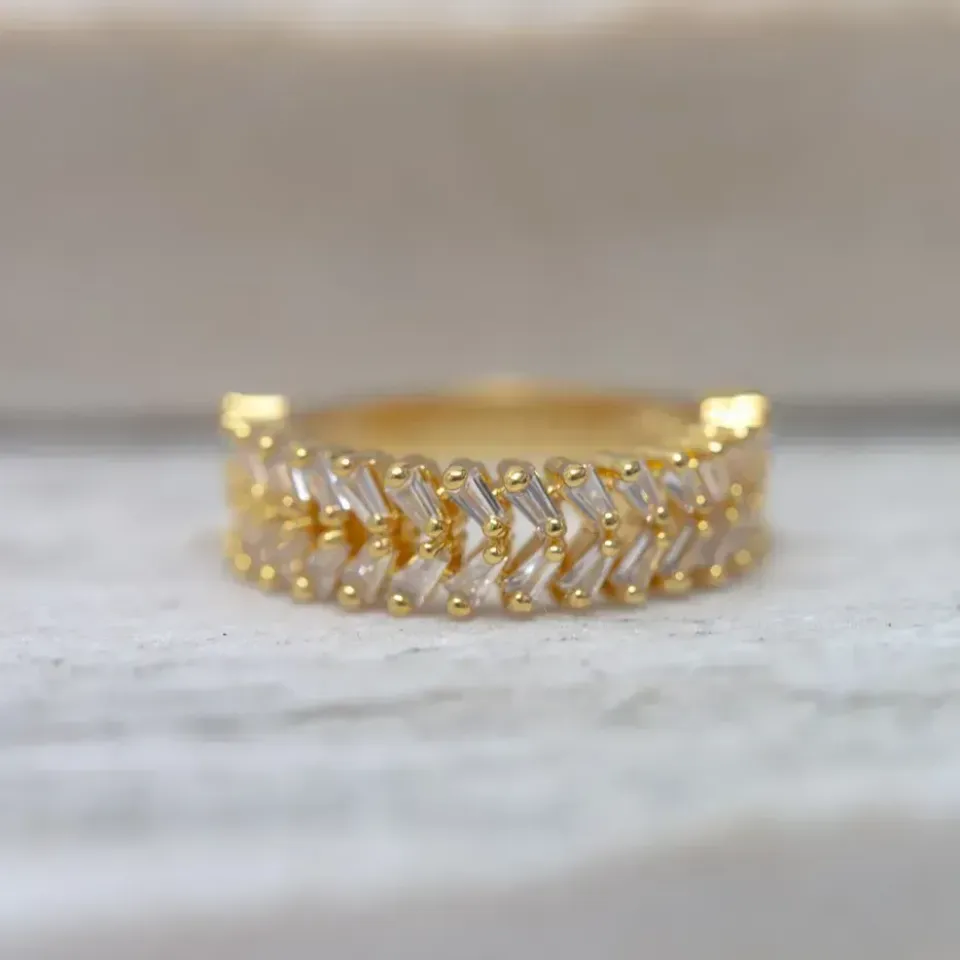 ANEL CRAVEJADO COM ZIRCÔNIAS NAVETE CRISTAIS BANHO OURO 18K