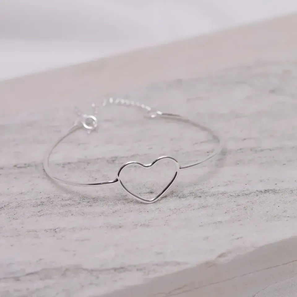 BRACELETE LISO COM CORAÇÃO GRANDE  BANHO PRATA