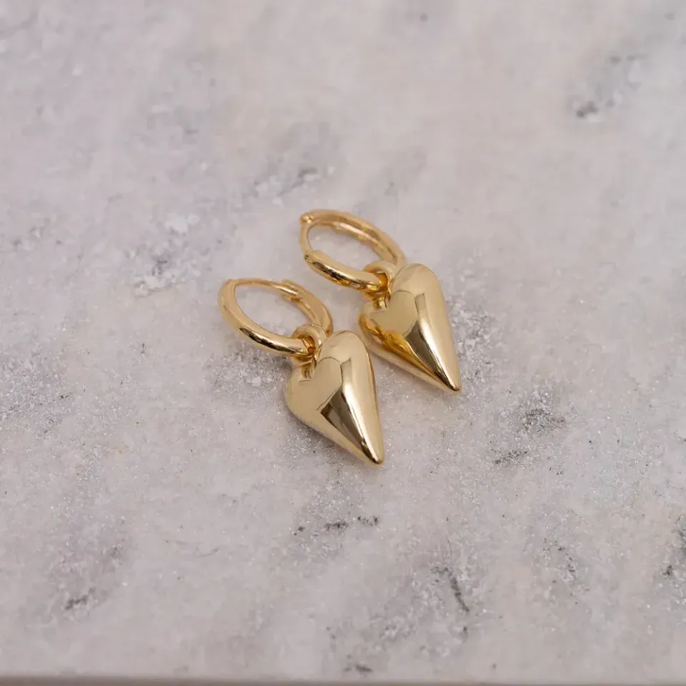 BRINCO ARGOLA COM PINGENTE CORAÇÃO BANHO OURO 18K