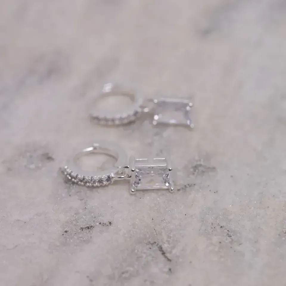 BRINCO ARGOLA COM PINGENTE QUADRADO ZIRCÔNIA  BANHO PRATA