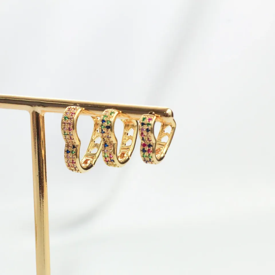 BRINCO ARGOLA CORAÇÃO COM ZIRCÔNIAS COLORIDAS G BANHO OURO 18K