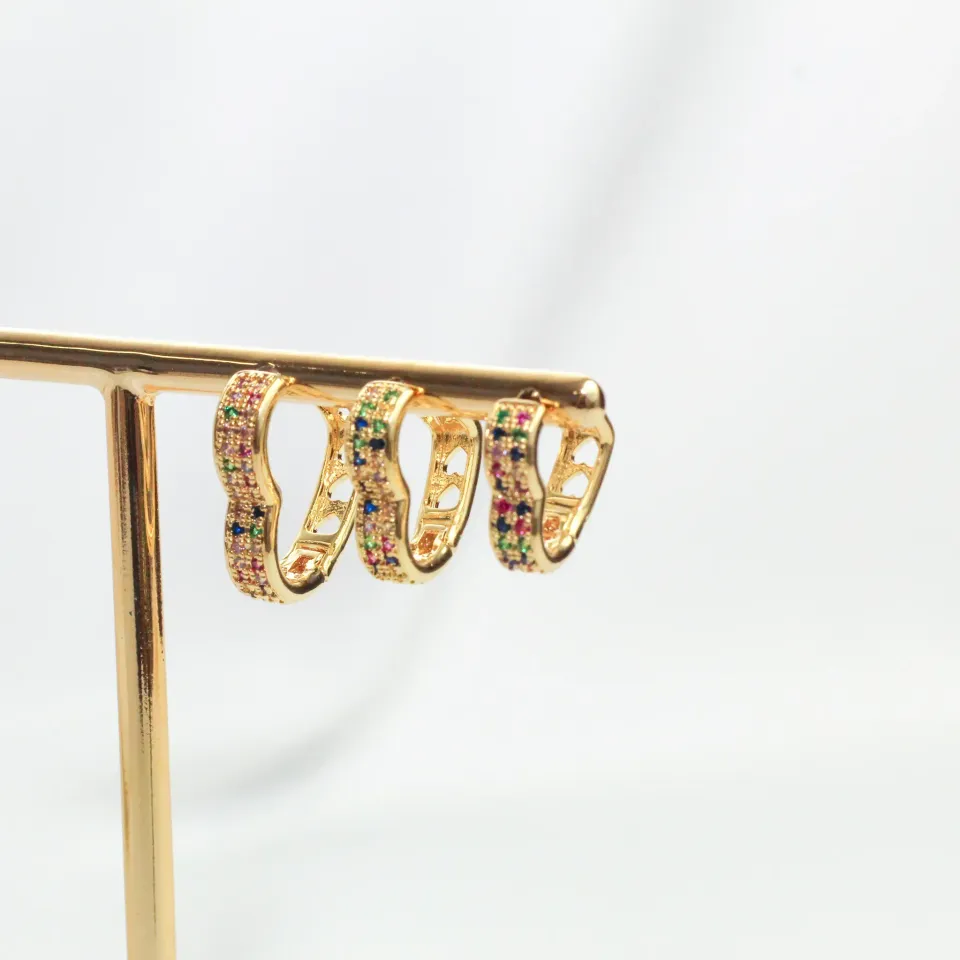 BRINCO ARGOLA CORAÇÃO COM ZIRCÔNIAS COLORIDAS P BANHO OURO 18K