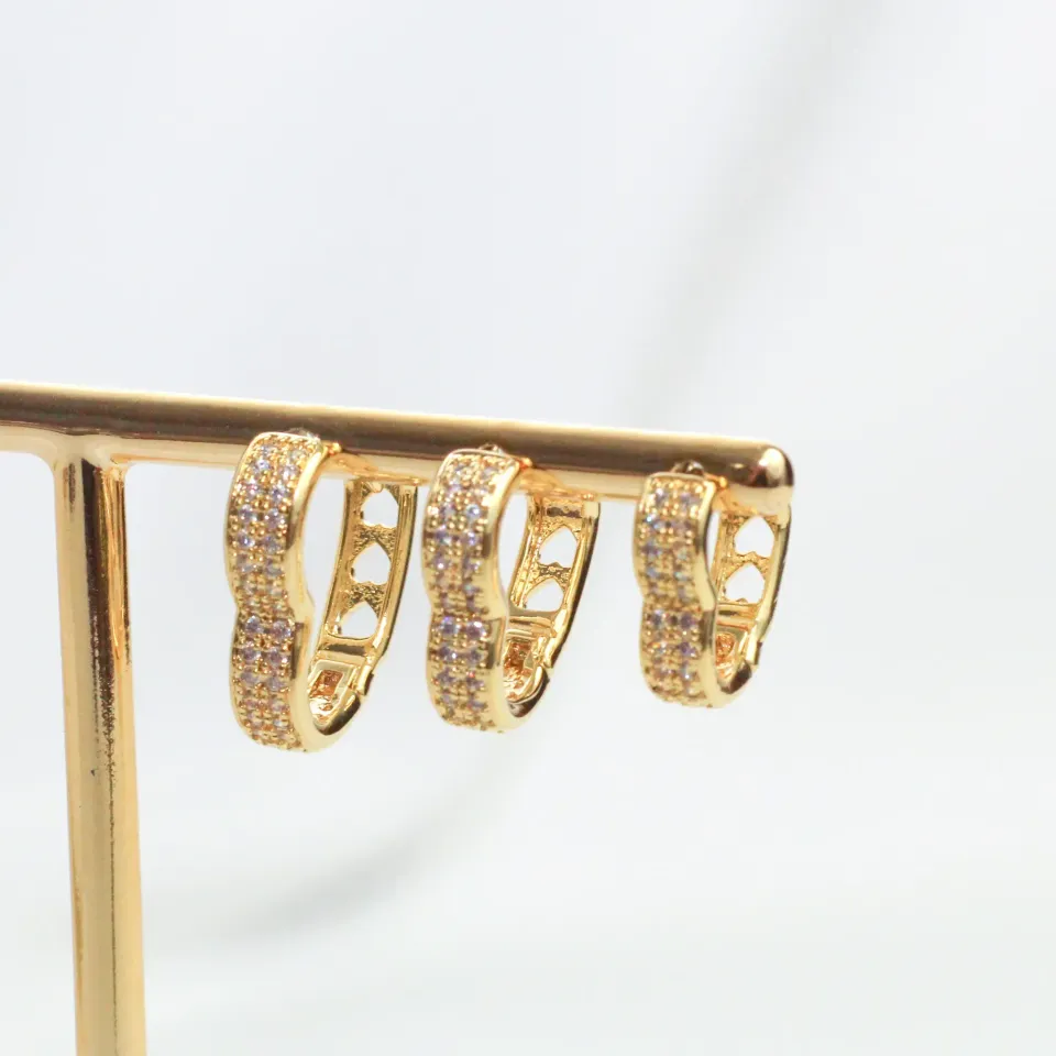 BRINCO ARGOLA CORAÇÃO COM ZIRCÔNIAS CRISTAIS M BANHO OURO 18K
