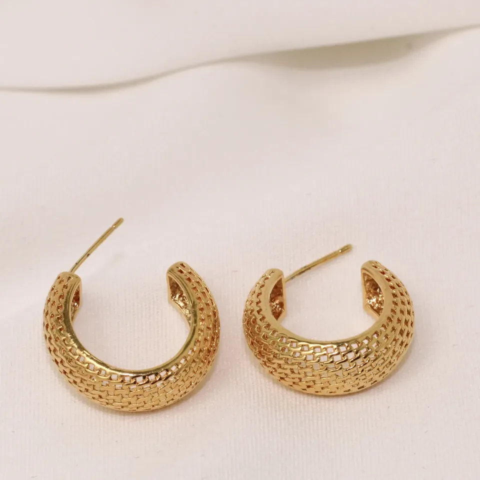 BRINCO ARGOLA ''CORRENTE'' BANHO OURO 18K