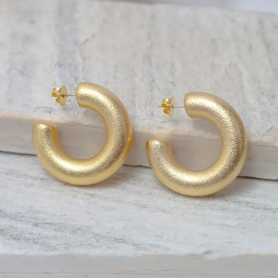 BRINCO ARGOLA FOSCA LARGA G BANHO OURO 18K