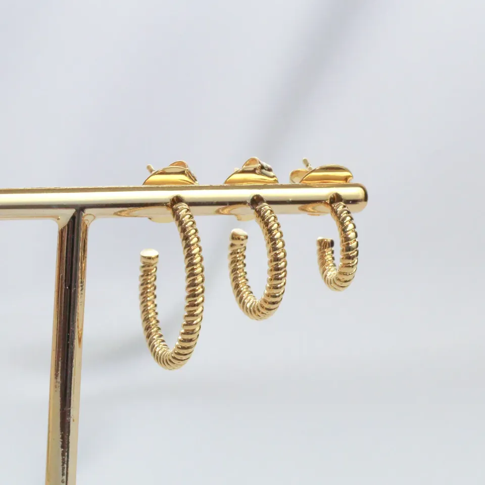 BRINCO ARGOLA TORCIDA P BANHO OURO 18K