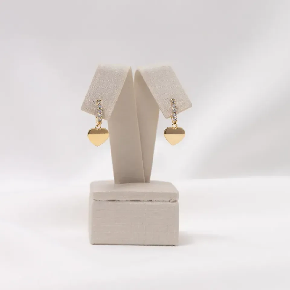 BRINCO ARGOLINHA COM PINGENTE DE CORAÇÃO BANHO OURO 18K