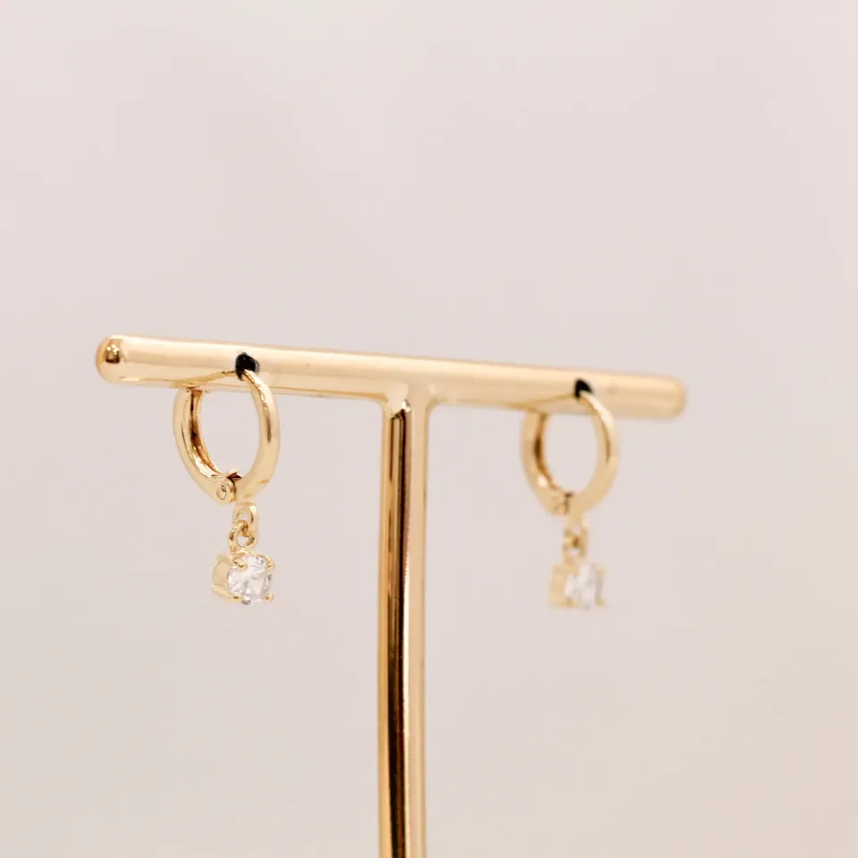 BRINCO ARGOLINHA COM PINGENTE PONTO DE LUZ BANHO OURO 18K