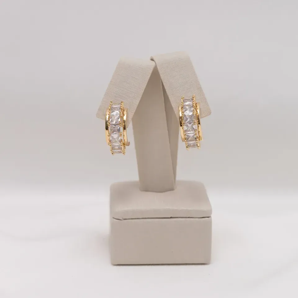 BRINCO MEIA ARGOLA COM ZIRCÔNIA CRISTAL BANHO OURO 18K