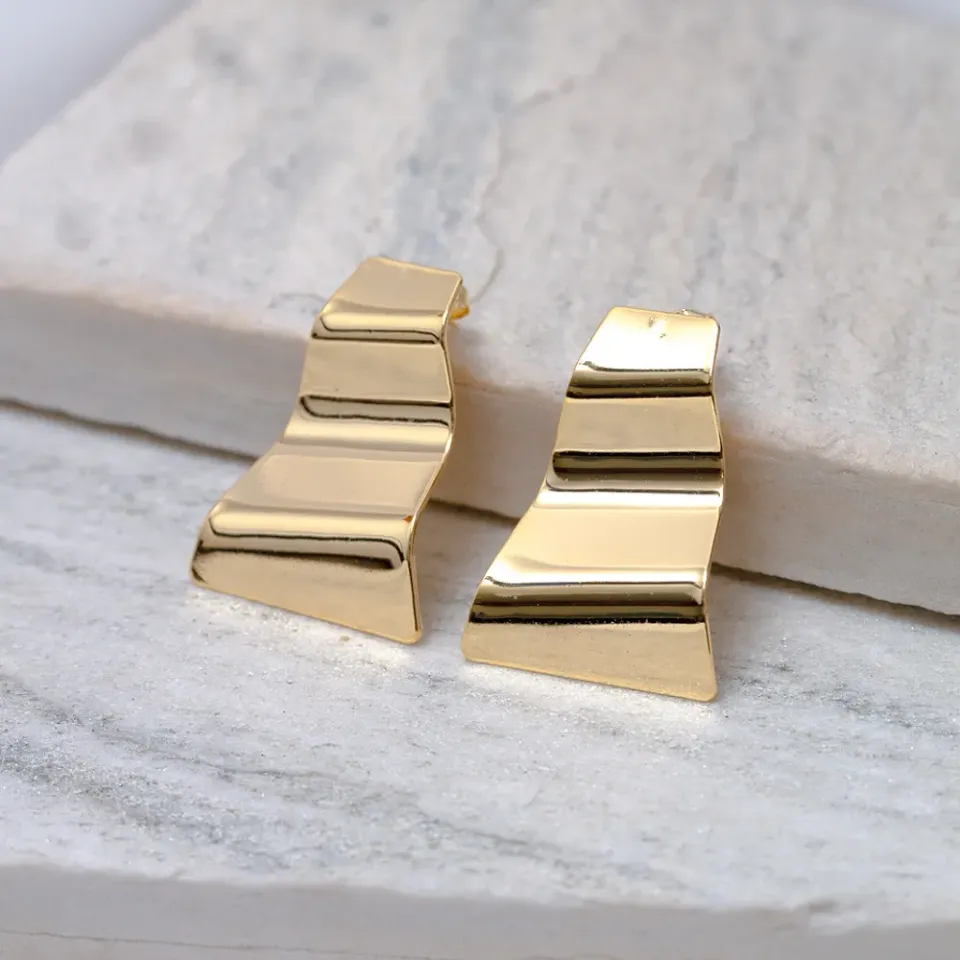 BRINCO VINTAGE ONDULADO BANHO OURO 18K