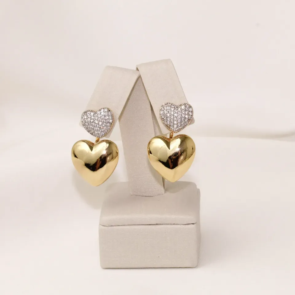 BRINCO MONTAGEM CORAÇÃO LISO E CRAVEJADO COM ZIRCÔNIAS CRISTAIS BANHO OURO 18K