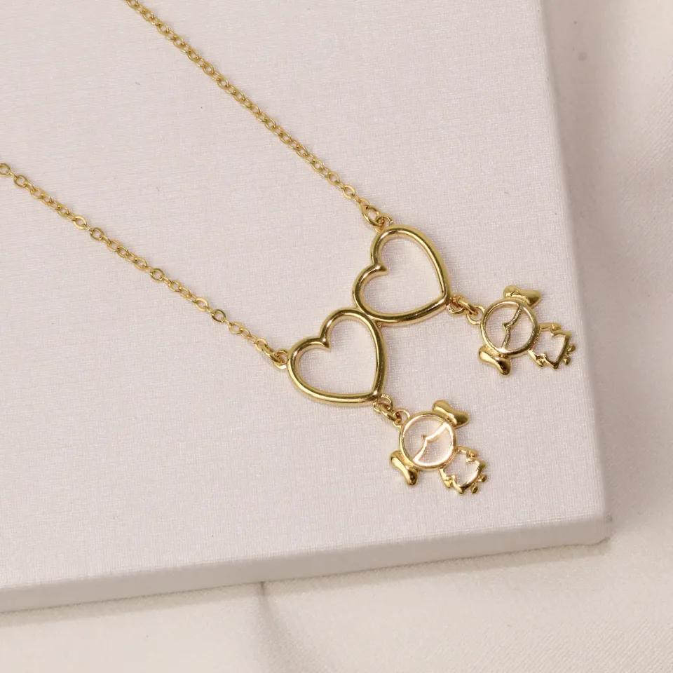 COLAR FILHOS DUAS MENINAS COM CORAÇÃO LISO BANHO OURO 18K