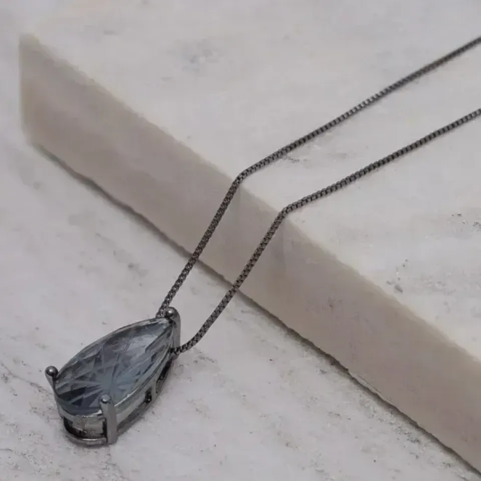 COLAR PINGENTE GOTA COM PEDRA FUMÊ BANHO RÓDIO NEGRO
