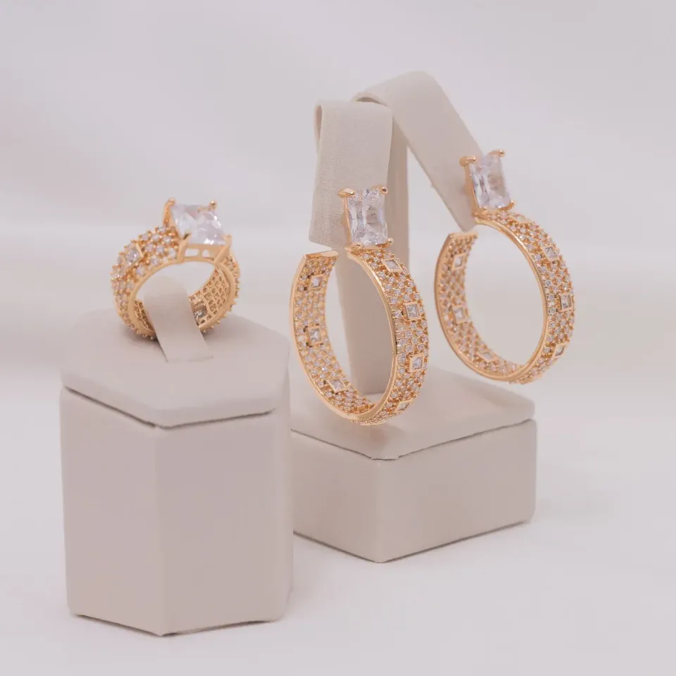 CONJUNTO ANEL E BRINCO CRAVEJADOS BANHO OURO 18K
