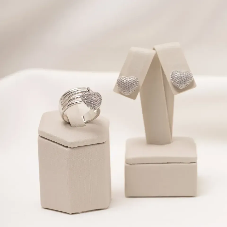 CONJUNTO BRINCO E ANEL CORAÇÃO CRAVEJADO COM ZIRCÔNIAS RÓDIO BRANCO