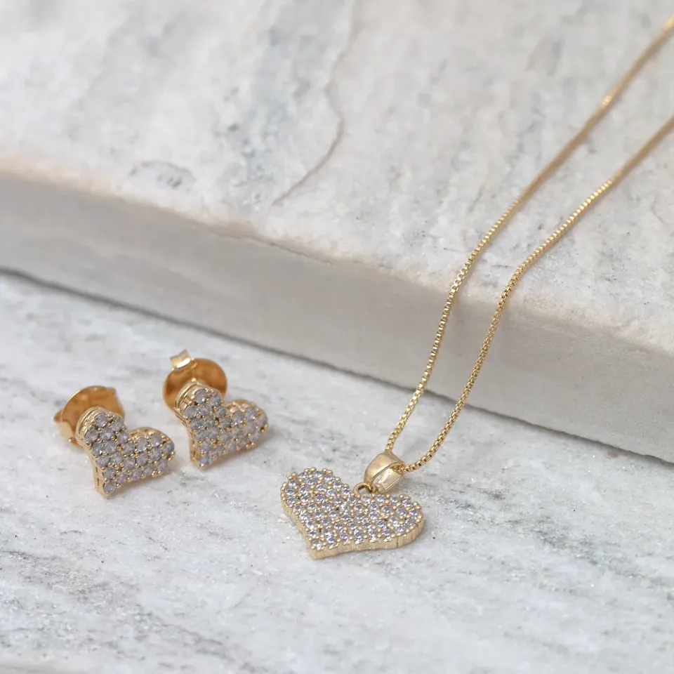 CONJUNTO CORAÇÃO CRAVEJADO COM ZIRCÔNIAS BANHO OURO 18K