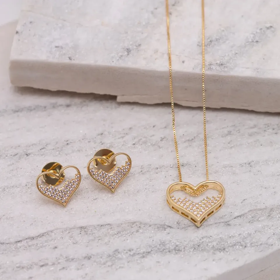CONJUNTO CORAÇÃO VAZADO COM ZIRCÔNIA BANHO OURO 18K