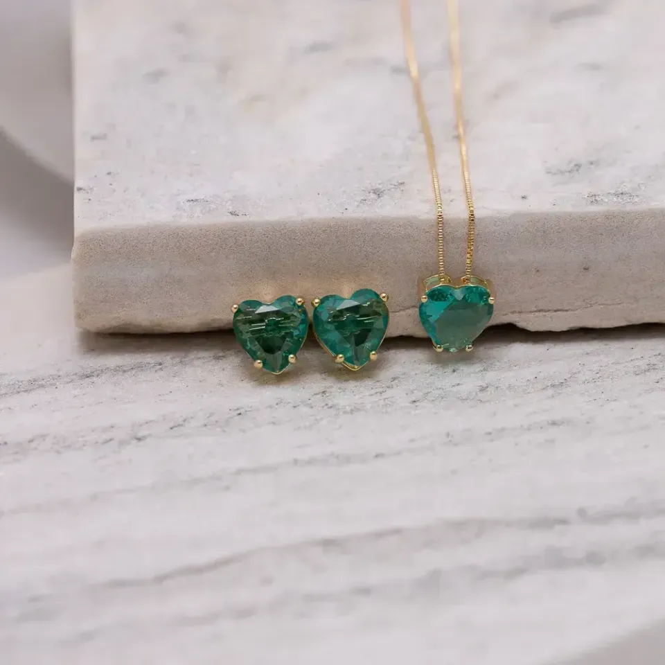 CONJUNTO CORAÇÃO PONTO DE LUZ COM PEDRA VERDE ESMERALDA BANHO OURO 18K