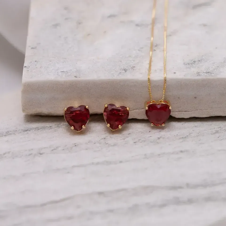 CONJUNTO CORAÇÃO PONTO DE LUZ COM PEDRA VERMELHO RUBI BANHO OURO 18K