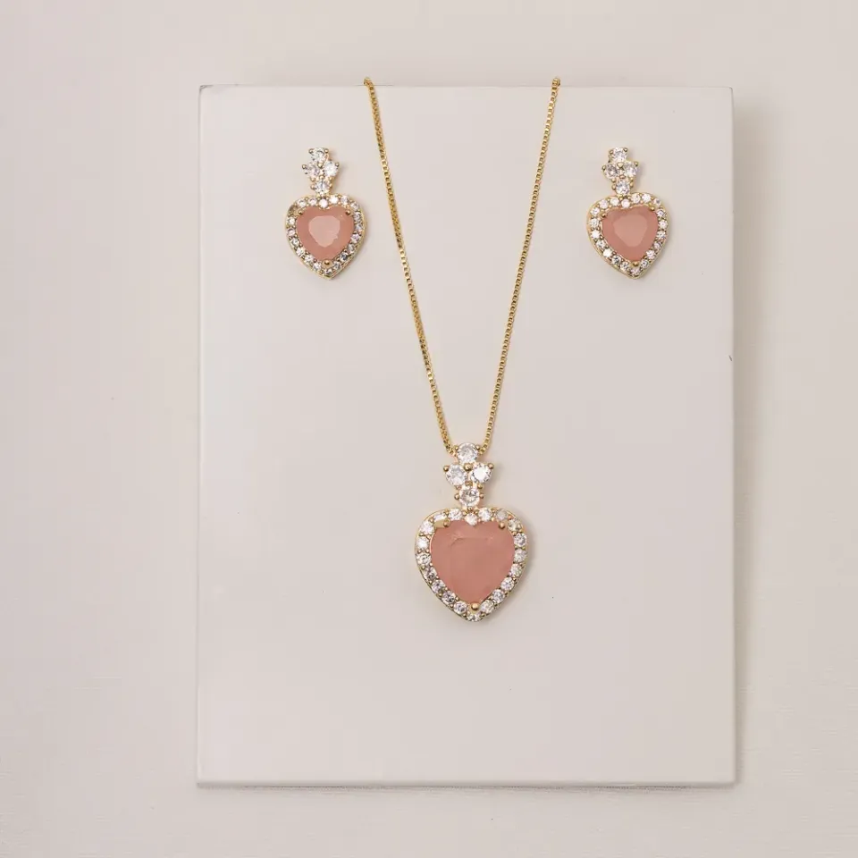 CONJUNTO CORAÇÃO COM ZIRCÔNIAS E PEDRA SALMÃO BANHO OURO 18K